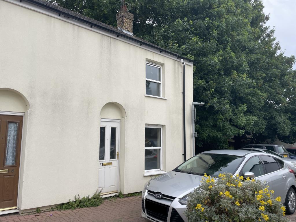 Lot: 101 - HOUSE IN NEED OF IMPROVEMENT - Front view of house in need of refurbishment